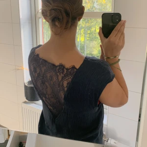 Spetstopp - Jättefin topp med spets i ryggen!! Sparsamt använd💗