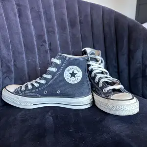 Svarta höga converse som jag inte använder längre och nkappt användt innan uran dom har bara legat i min garderob, storlek 37,5 eu. Endast lite smutsiga annars bra skick.