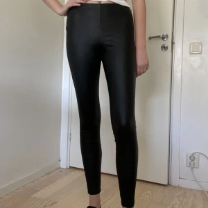 High waisted fake skinbyxor från pieces  - Fake skinbyxor från pieces i storlek s. Använd fåtal gånger därav nyskick. Säljer pga att de inte kommer till användning då de är för korta. Beninnesöm 83cm