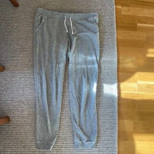Mjukisbyxor - Gråa mjukisbyxor från H&M i storlek L
