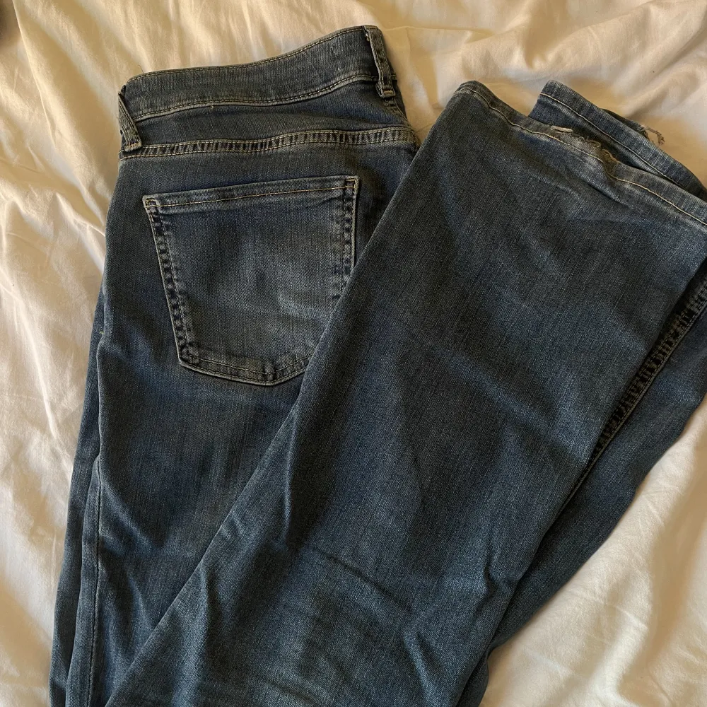 Snygga lågmidjade bootcut jeans från zara, är använda men syns  inte, är bara slitna nertill💕. Jeans & Byxor.