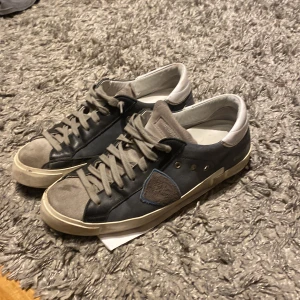 Philippe Model skor - Säljer dessa skor i hyfsat bra skick. Storlek 40 men passar 41.