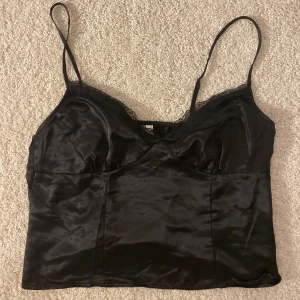 linne - detta söta linne, det är i storlek 42 men sitter snyggt på mig som har 36:) 