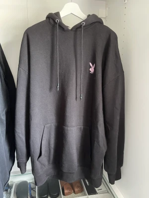 Playboy x Missguided - Ett samarbete med playboy och Missguided som ej går att köpa längre. Storlek 8 = Large, ganska oversized. Bra skick