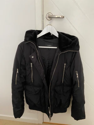 Vinterjacka - Vinterjacka från tara! Fakepäls på luva. 