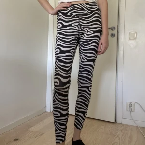 High waisted träningstights från Lager 157 med zebramönster  - Träningstights från Lager 157 i storlek M med zebramönster. Använd fåtal gånger därav nyskick. Säljer pga att de inte kommer till användning. 78cm