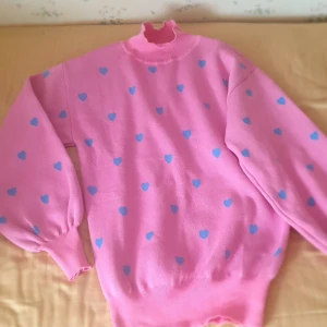 Heartbreaker asos - Märke Heartbreaker. Köpt på loppis. St 38. Mer s. För kort. Lite trångt vid midjan. Luftig. Lång ärm. Lagom varm. Mjuk. Asos. Pris 40kr. Tryck ej på köp nu. Reserverad 