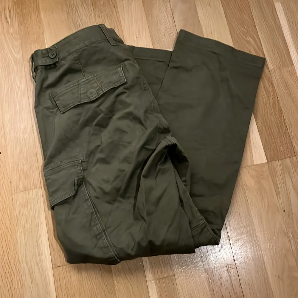 Ett par mörkgröna cargo byxor, säljs pga ingen användning!! Bra skick. Köparen står för frakt!! 😋. Jeans & Byxor.
