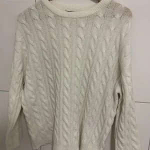 Stickad tröja - Stickad tröja ifrån lager 157 som sitter lite oversize 🤍
