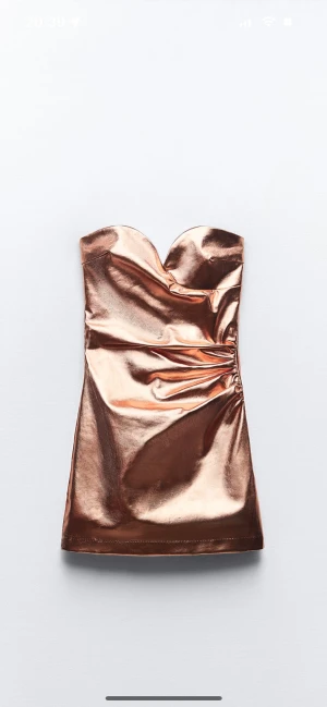 Festklänning från zara - En ny klänning från zara som endast är använd en gång. Storlek L men väldigt liten i storlek så passar M & S. Klänningen har innershorts som inte syns och en lång dragkedja där bak. Köpare står för frakt 