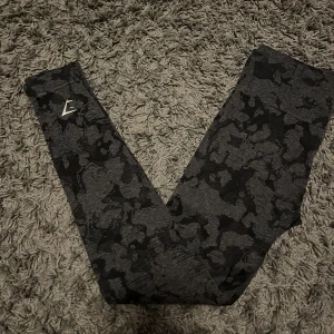 Gymshark tights - Säljer dessa gymshark tights då jag inte använder dom längre. De är i bra skick förutom att det finns ett litet hål i sömnen vid rumpan det är dock inget som syns jättemycket. Pris går att diskuteras.
