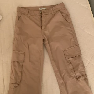 Cargo pants - Cargo pants från Gina Tricot. Storlek 32. Medelhög midija. Några svarta små fläckar på de men det var så när jag köpte de. Köpt för 500 kr. Använt typ 3 gånger.