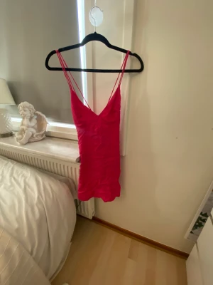Festklänning - Rosa superfin klänning. Man kan ha axelbanden som på bilden eller korsa dom över ryggen. Silkesmaterial. Köpt på h&m i Polen