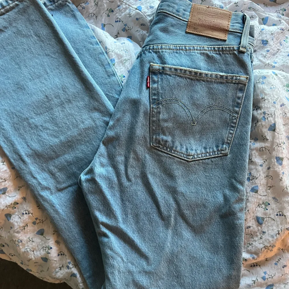 Helt oanvända Levis jeans 💕💕priset kan diskuteras . Jeans & Byxor.