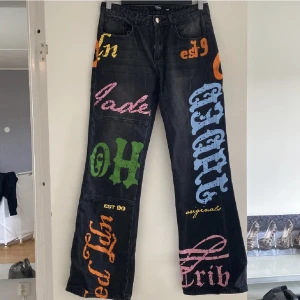Jaded london - Jaded London jeans. Helt nya! Nypris 1000kr. Pris kan diskuteras. Aldrig använda. Endast provade. Alla lappar finns kvar. Lånade bilder💕slutsålda på hemsida, passar Xs/S. Passar mig inte tyvärr :(