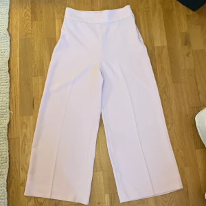 Pressvikta byxor från Zara - Ljusrosa byxor från Zara. Fint material.