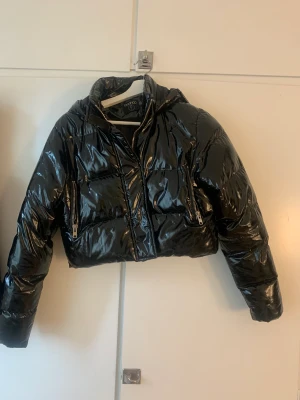 Svart jacka - Hej!  Valt att sälja denna skönhet då det inte riktigt är min stil längre. Köpt av en annan tjej här på plick, funkar mcylet fint som vinter jacka🖤🤍🩶
