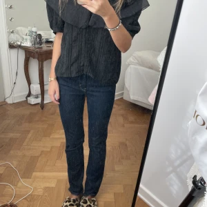 Straight mörkblå jeans från Levis - Så snygga, knappt använda, raka jeans från Levi’s i storlek 27. Perfekta till hösten och vintern!💙
