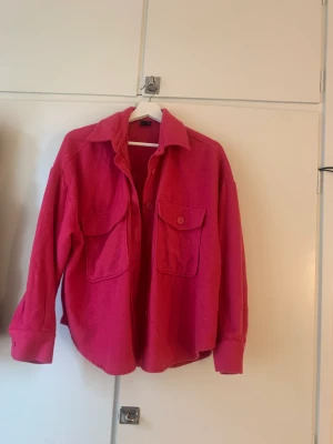 Rosa jacka - Säljer denna kavaj jackan i rosa då jag köpte det för Barbie tema men som nu inte kommit till användning längre. Mycket fin och har inga defekter🩷🤍