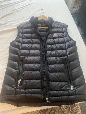 Väst - Väst, dragkedjan gick sönder annars bra skick och kvalite, använt några gånger men inga fläckar eller liknande.