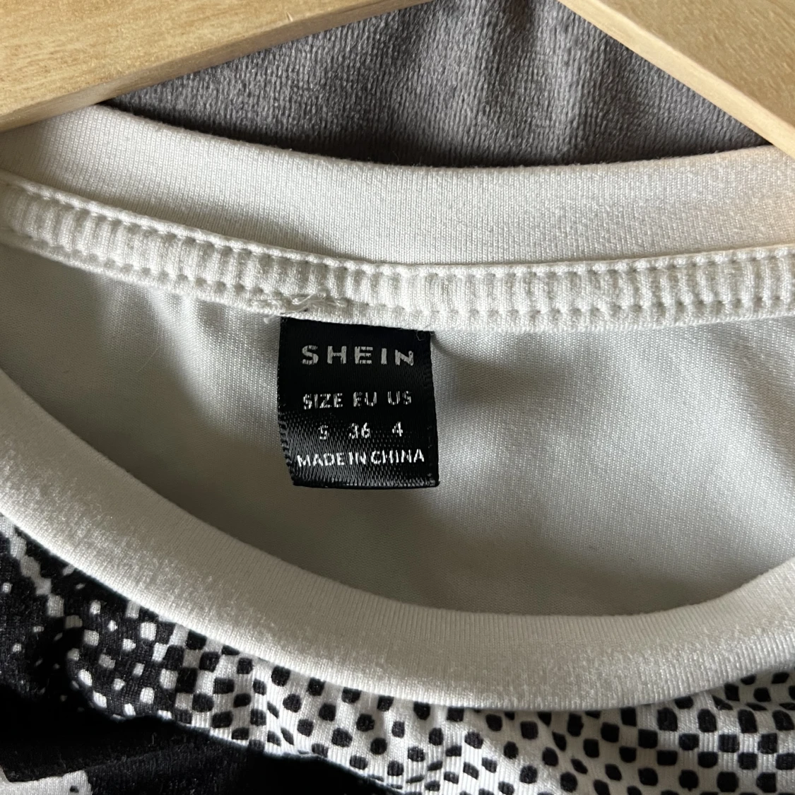 Vit tröja med svart tryck - 91