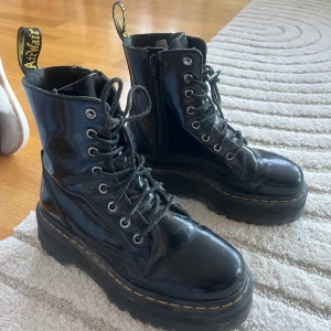 Dr. Martens - Dr. Martens Platform boot Jadon. Köpt för ca 2 400kr. Med dragkedja, lätta att ta på och av. Använda ca 5 gånger.