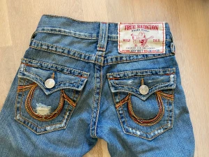 True religon jeans  - Jag lägger ut mina snygga true religon jeans igen, nypris 2000 kr. Dragkedjan är sönder, jag har gjort en tillfällig lösning och sytt på ett kardborre band vilket har funkat för mig men det går enkelt att laga hos skräddare.