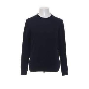Säljer nu denna mörkblå Massimo Dutti tröja i storlek L, helt oanvänd. 