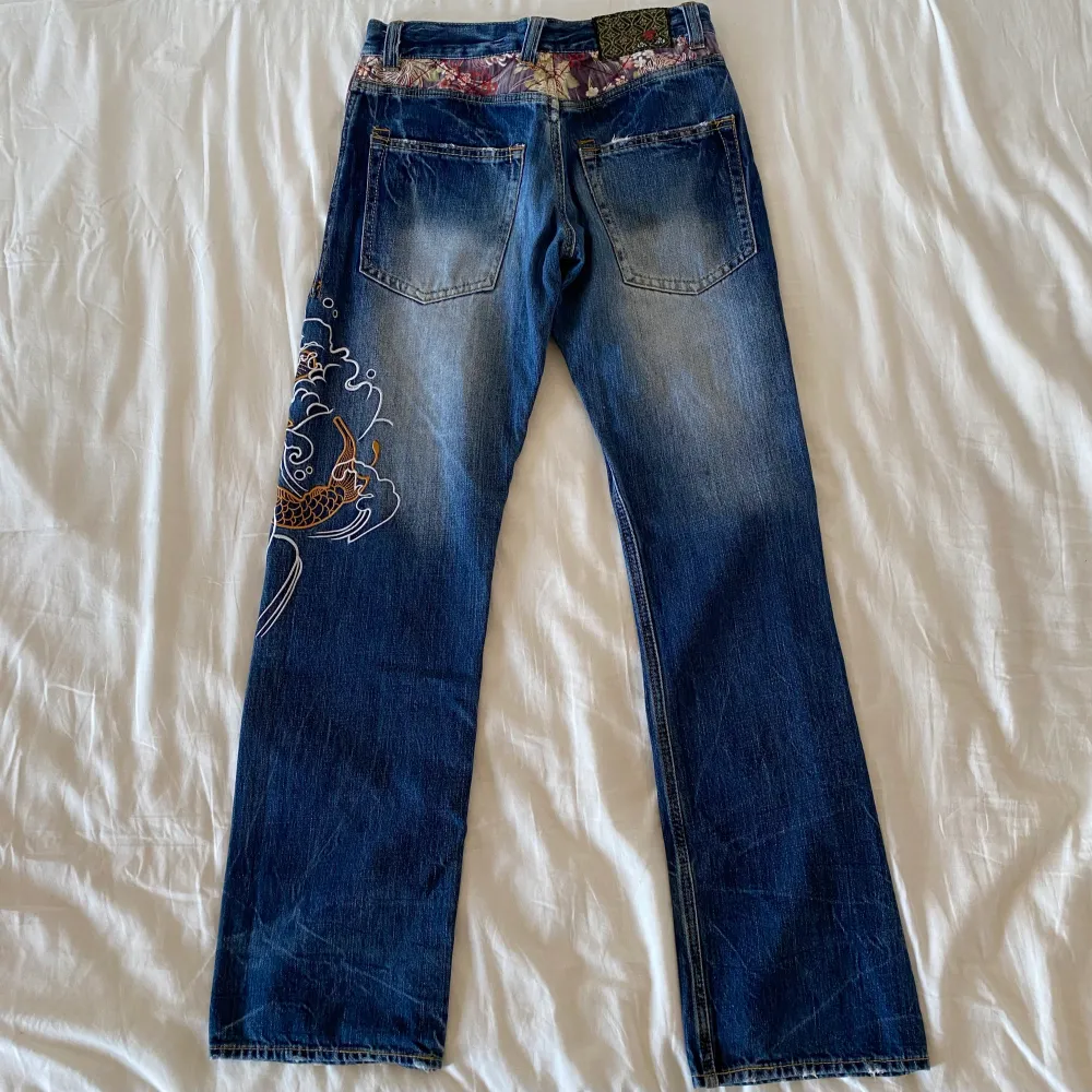 Jeans från det japanska märket Eternal, köpt och fraktat från Japan. Storlekslappen är bortklippt. Mått: midja 37x2, innerbenslängden 79 cm. Liknande kostar ca 1200-1800 på plick/depop. . Jeans & Byxor.