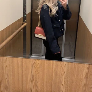 Zara kappa  - Marin blå kappa från zara. Fåtal gånger använd. Inga skador. Och storlek Small. Nypris: 500