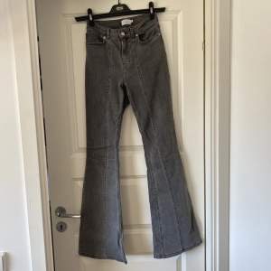 Skitsnygga och bekväma bootcutjeans från nakd. Dessa är såååå sköna och perfekt för höstgarderoben! Midwaist passform. Pris kan diskuteras 🧡🍂