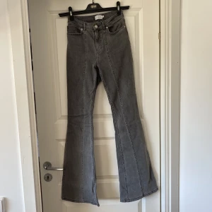 Jeans från nakd - Skitsnygga och bekväma bootcutjeans från nakd. Dessa är såååå sköna och perfekt för höstgarderoben! Midwaist passform. Pris kan diskuteras 🧡🍂