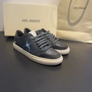 Axel arigato skor - Tja, säljer nu ett par Arigatos som är den snyggaste modellen av alla Arigatos (enligt mig)  Skick 7/10  Nypris 2400 Mitt pris 800  Kontakta vid minsta fråga om skorna!