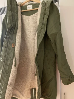 Vinterjacka  - Jacka är använt sparsamt, finns inga fel och är i väldigt bra skick 