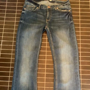 Low waist jeans, Boot cut - Blåa low waist jeans🫶🏻 Kommer inte till användning, jättebra skick! Skriv för att se fler bilder :)