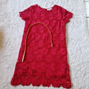 Röd klänning med guld skärp - En röd klänning med guld skärp jag andvänt 1 gång på jul bara. Säljs för att den är för liten. Är i storlek 164 barn men är som en xs kan man säga. 