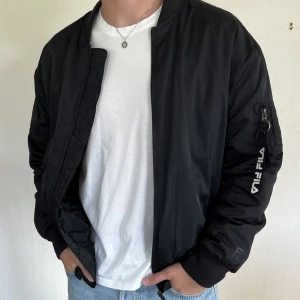 FILA bomberjacka - Bomberjacka från fila. Nypris 1299. Sparsamt använd, men litet märke framtill. Se sista bild. Går kanske att ta bort, inte provat. Tags finns kvar