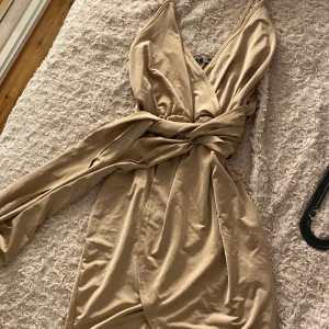 Klänning  - En jätte söt klänning från boohoo som tyvärr inte kommer till användning! 