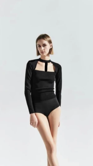 Chocker topp zara - Säljer denna chocker tröjan från zara, med en chocker i mitten kan man säga❤️(bläddra för och se bilder på, be om bättre bilder om ni vill ha det.❤️knappt använd , super fin och bra skick. (Pris kan diskuteras)