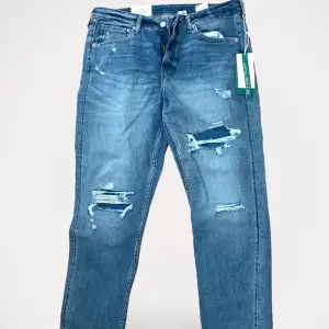 H&M-jeans, model Girlfriend Fit Regulari Waist. Size 42 (EU). Never worn.