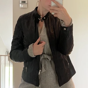 Skinnjacka - Skinnjacka i storlek 38 (som jag tror även passar en strl 40). Använd ett fåtal gånger och i väldigt bra skick.