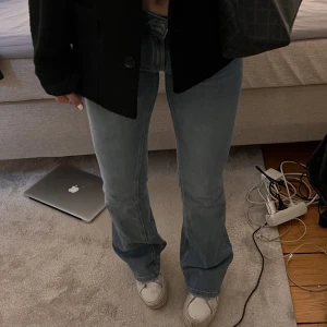jeans - jätte fina lågmidjade bootcut jeans i str xs men som är rätt stretchiga! Lite långa på mig som är 160. Ordinariepris 499!  (Väldigt dåliga bilder så skriv till mig för fler)
