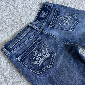 Victoria Beckham jeans - Victoria Beckham jeans. ❤️ Lågmidjad och smått bootcut/straight modell med snygga silverkronor på bakfickorna. Innerben: 80cm, midja rakt över: 34cm. Är 165cm, kan fixa fler mått. 🫶 Håll koll på min profil, lägger för det mesta upp vintage jeans! 😍