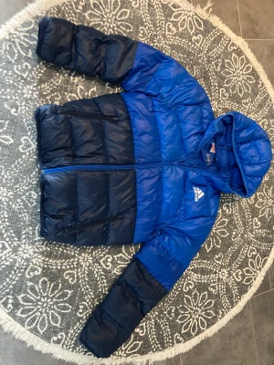 Adidas jacka  - En adidas jacka sparsamt använd stl 164