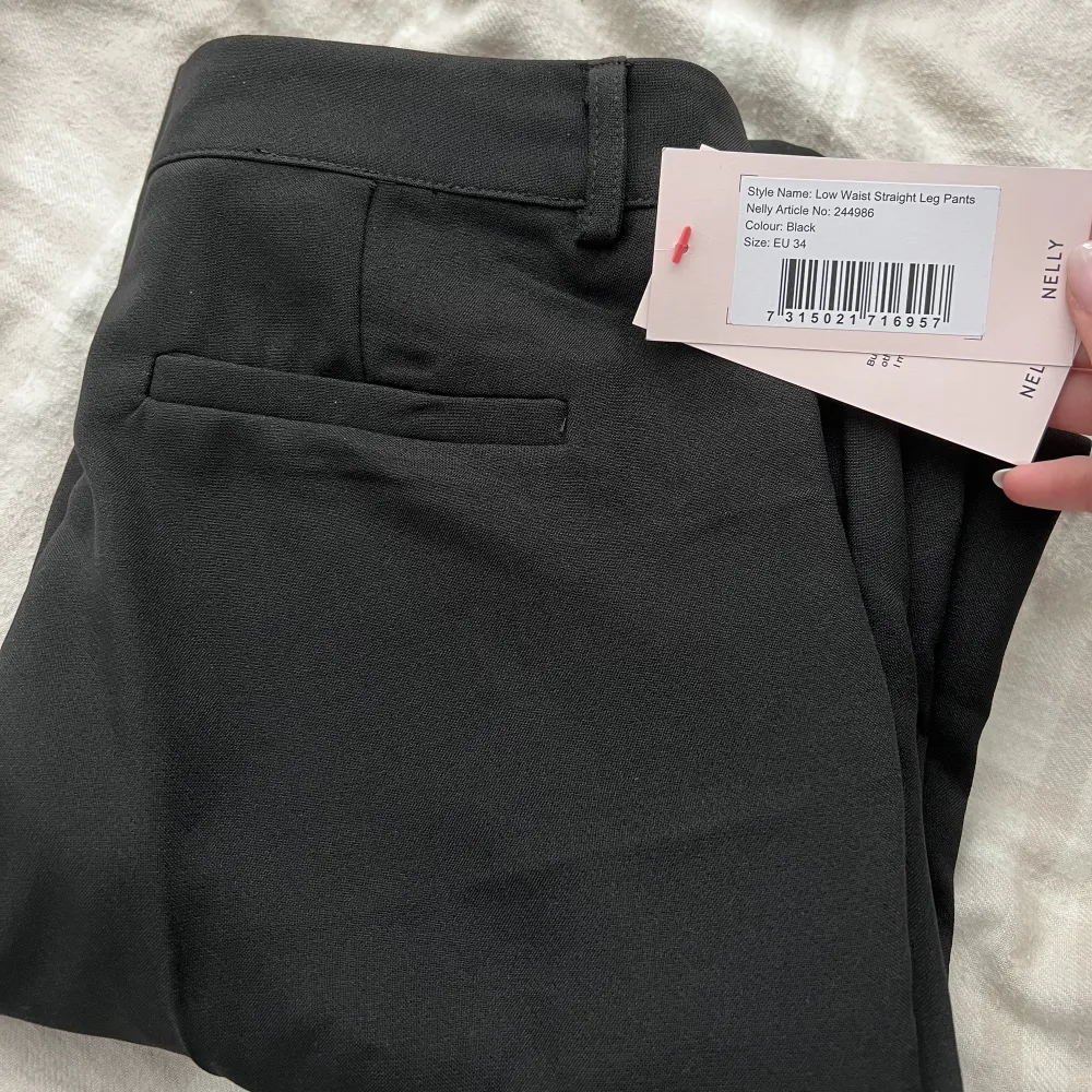 Low waist kostymbyxa från Nelly. Inte använda på grund av fel storlek, så lappen sitter kvar. St 34, 500 kr nya☺️. Jeans & Byxor.