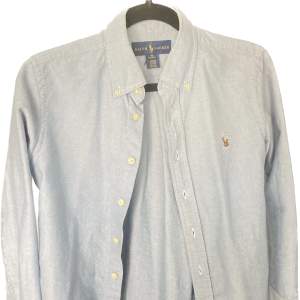 Barnskjorta av märket Ralph Lauren. Urvuxen skjorta som bara använts vid ett par fåtal tillfällen.  Inga fläckar eller hål.  Skick 8/10  9-11 år Storlek S/M