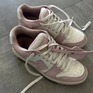 Off white skor - Säljer mina off white skor. Väldigt sparsamt använda så i bra skick!  Kartong och kvitto finns:) Nypris ca 5000. Kom med prisförslag vid seriöst intresse💕