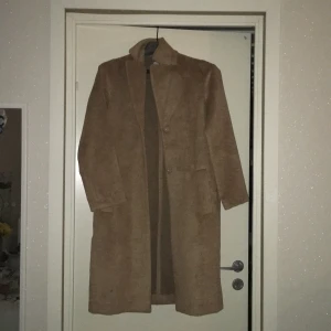 Kappa - En ljusbrun kappa från hm som blev använt en handfull gånger under en höst. Den är ganska oversize och väldigt mysig. Den har knappar på framsidan. Den har inga fläckar och är inte trasig på något sätt.