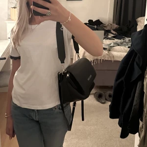 Svart väska - Säljer då den ej kommer till användning, eftersom den har lite defekter är priset väldigt lågt, hör av er vid frågor!