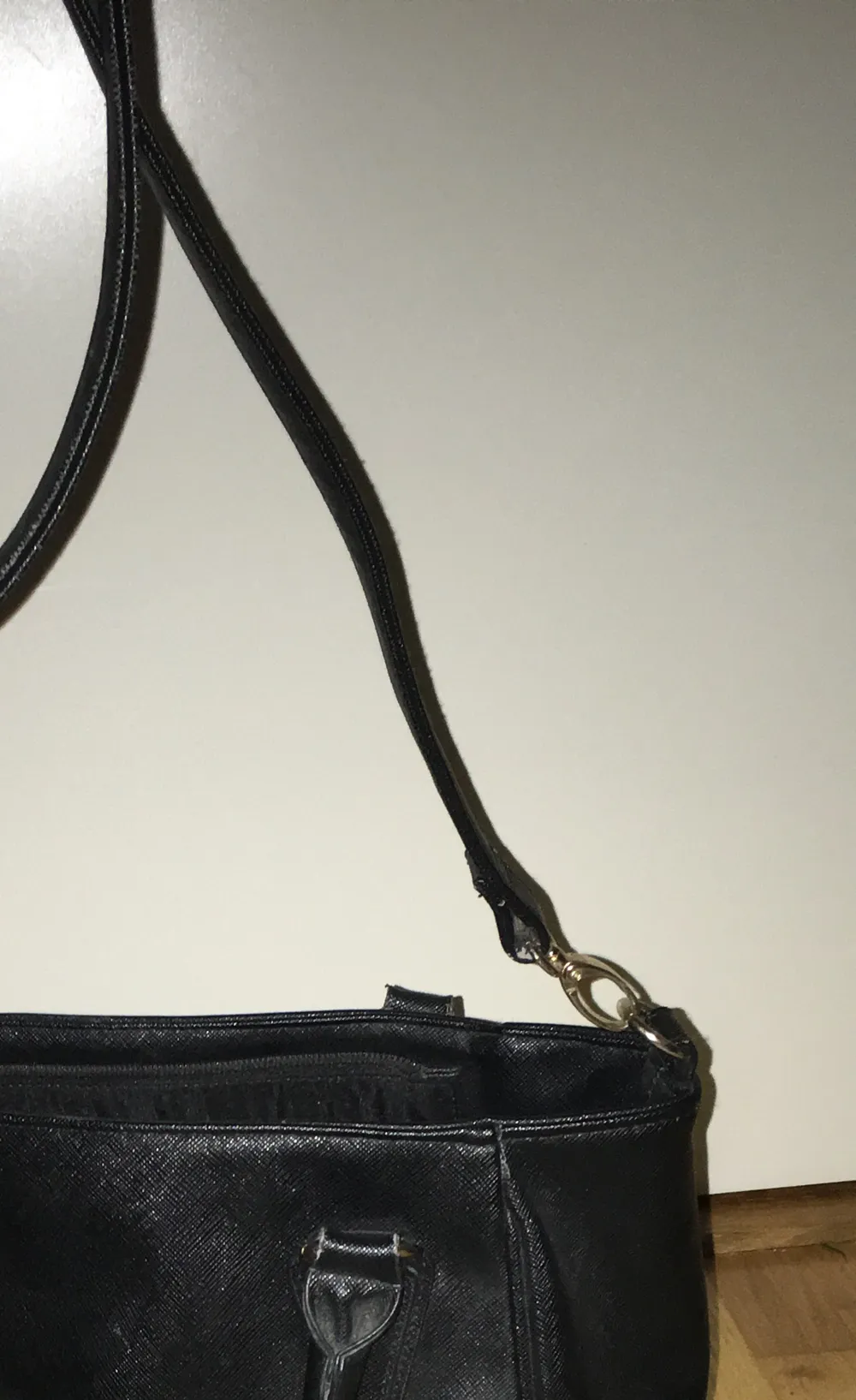 En svart fuskläder handväska från nicole, den är använd men har inga jättemärkvärdiga märken förutom att färgen har släppt lite på under hörnen.. Väskor.